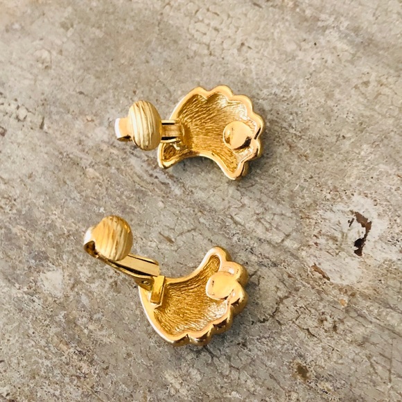 ♥️ Dior ♥️ Gold Clip Earrings - Picture 5 of 6